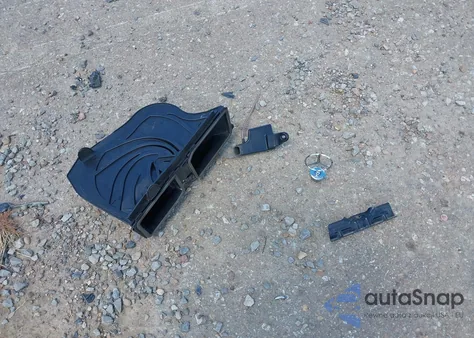 2013 Mercedes-Benz E 350 z USA, uszkodzony, nr VIN WDDHF5KBXDA706203